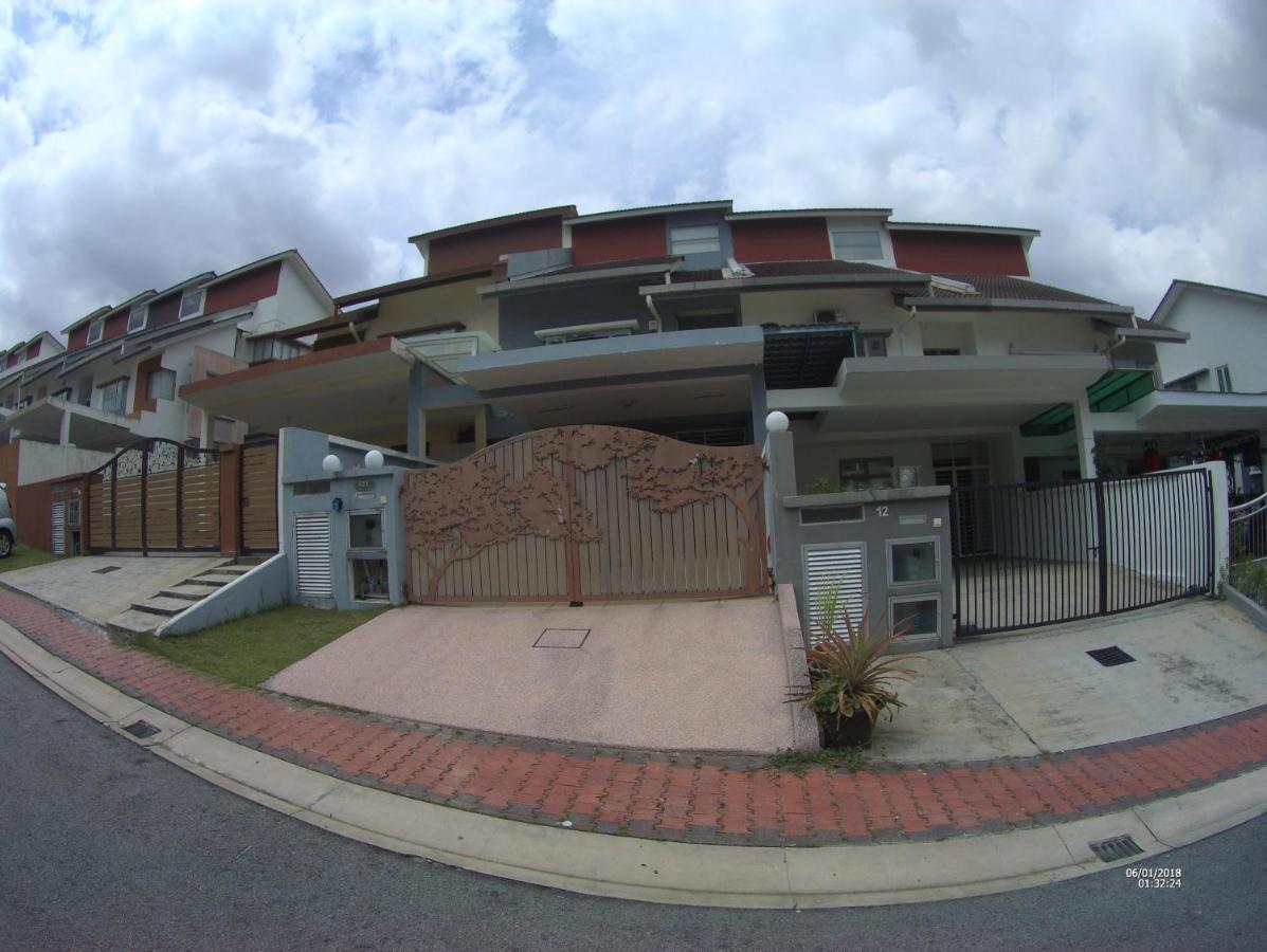 Entire Residential Home•Jia Residences Bkt Serdang沙登温暖的家 Seri Kembangan Esterno foto
