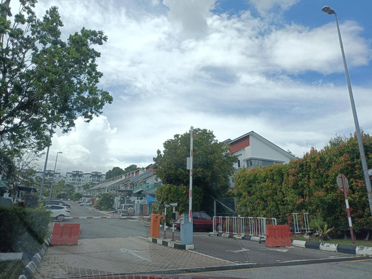Entire Residential Home•Jia Residences Bkt Serdang沙登温暖的家 Seri Kembangan Esterno foto